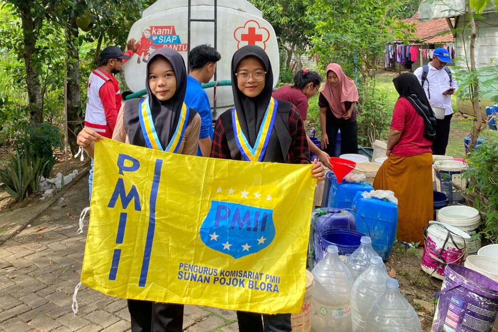 Komisariat PMII Sunan Pojok Blora menyalurkan air bersih ke Desa Bradag, Ngawen. Aksi sosial ini dilakukan sebagai respon dampak kekeringan.